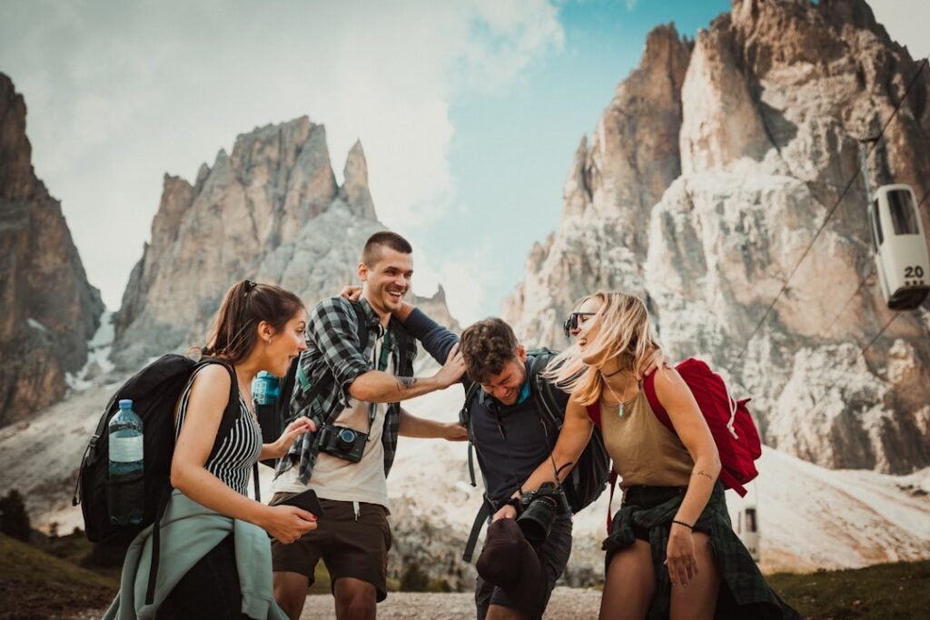 How to Meet People and Make Friends When Traveling Solo
